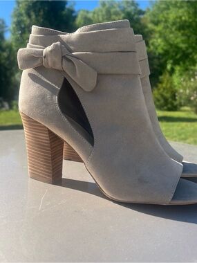 Nine West Zeina Taupe Faux Suede Peep-Toe Ankle Booties with Bow Size 10